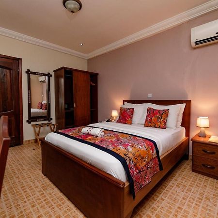 Mahogany Lodge, Cantonments アクラ エクステリア 写真